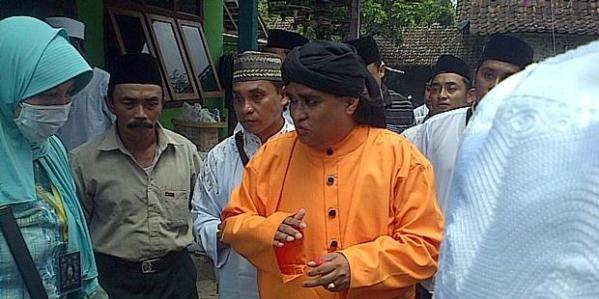 Dimas Kanjeng Taat Pribadi (jubah oranye). Gambar: Kompasiana.